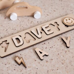 Naam puzzel hout met losse letters en symbolen