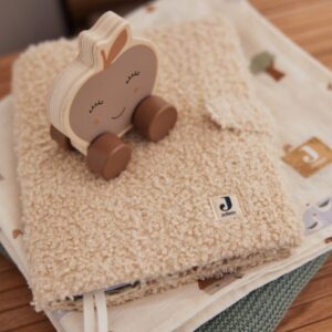 Groeiboekhoes teddy stof in naturel kleur met label