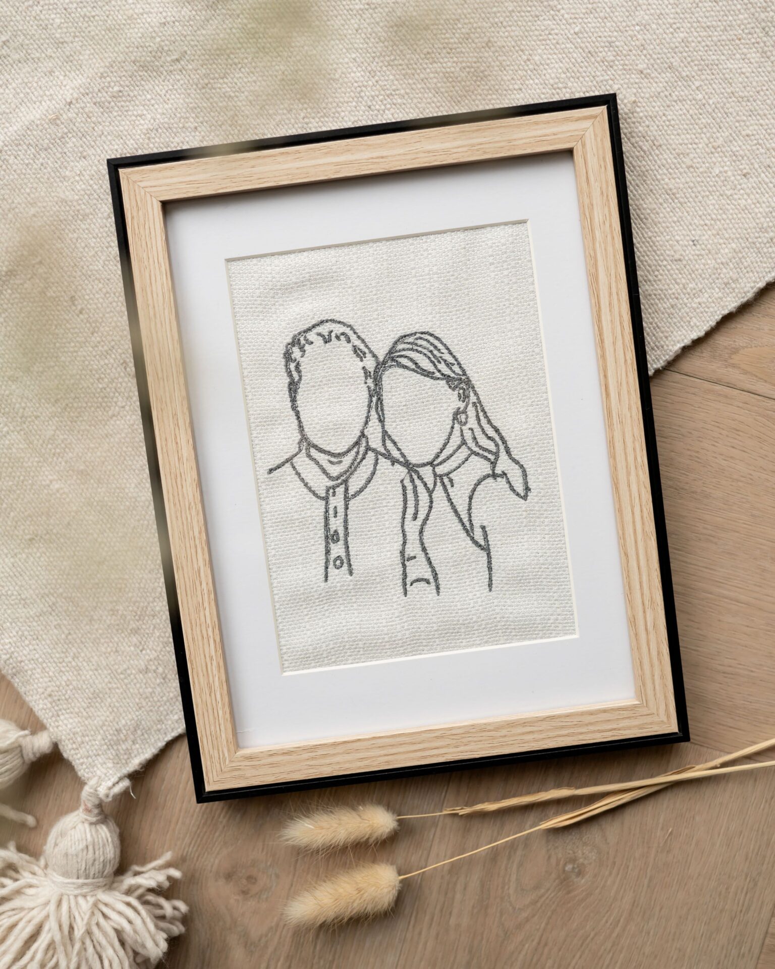 Ingelijste lijntekening textiel met twee personen