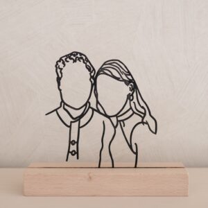 Lijntekening metaal met twee personen op houten voet